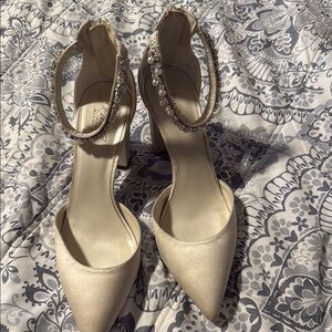 Jewel Badgley Mischka Cream Pointed-Toe Heels